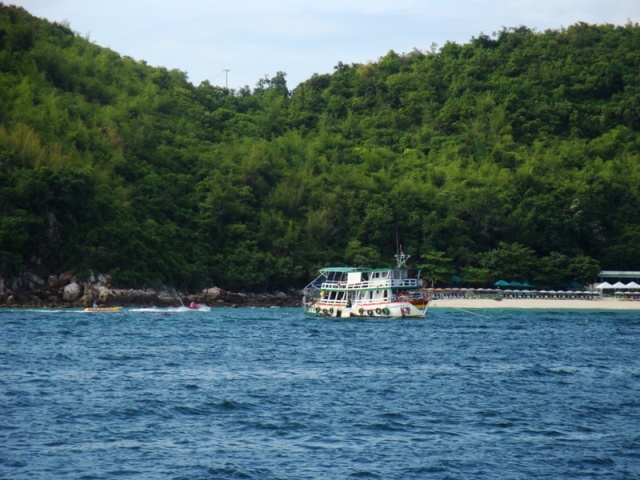 เดี๋ยวไปส่งพนักงานที่เรือลำนี้ก่อนครับ   :cheer: