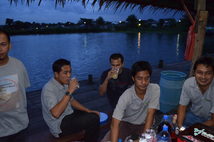 บรรยากาศดีๆอย่างนี้.....แถมอยู่กับคนคอเดียวกันจะรอทำมาย :smile: :smile: