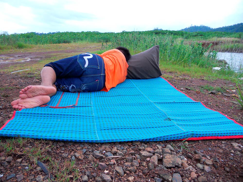 พี่เล็ก อาบน้ำก่อนแล้วตั้งแต่ ตอนบ่ายสอง  มาถึง ง่วงมากเลยนอนอยู่ข้างรถ  

             น้าดั๋ย  ก