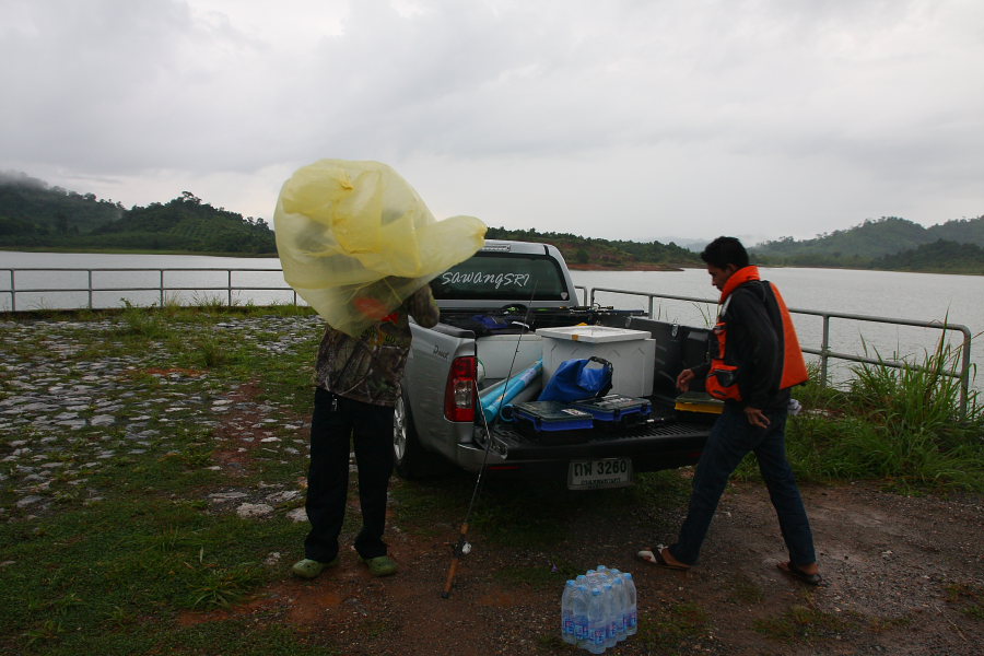 ฝนยังตกปรอยๆอยู่เลย