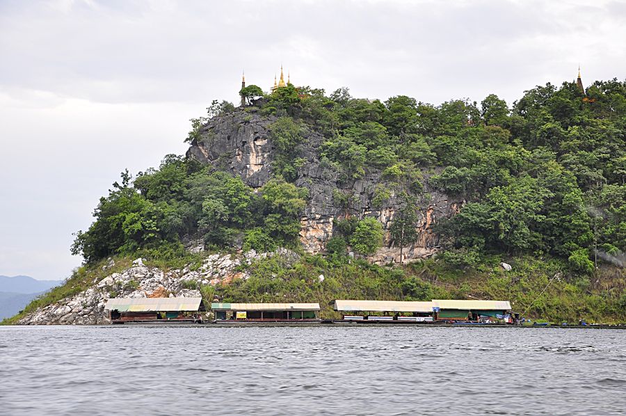 วิ่งเรือมาสักพักก็จะเจอกับ  พระพุทธบาทเขาหนาม  

วันเสาร์-อาทิตย์ มีผู้คนแวะมาไหว้พระมากมาย  ใครสน