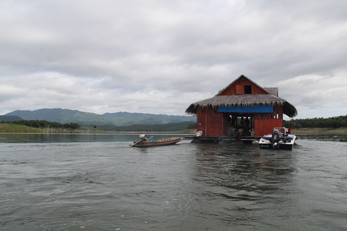 ผมกะเพื่อนและเจ้าตัวป่วนวันนี้ลงเรือเล็กมุ่งหน้าไปกันก่อน เรือเร็วสมาชิกยังไม่พร้อม