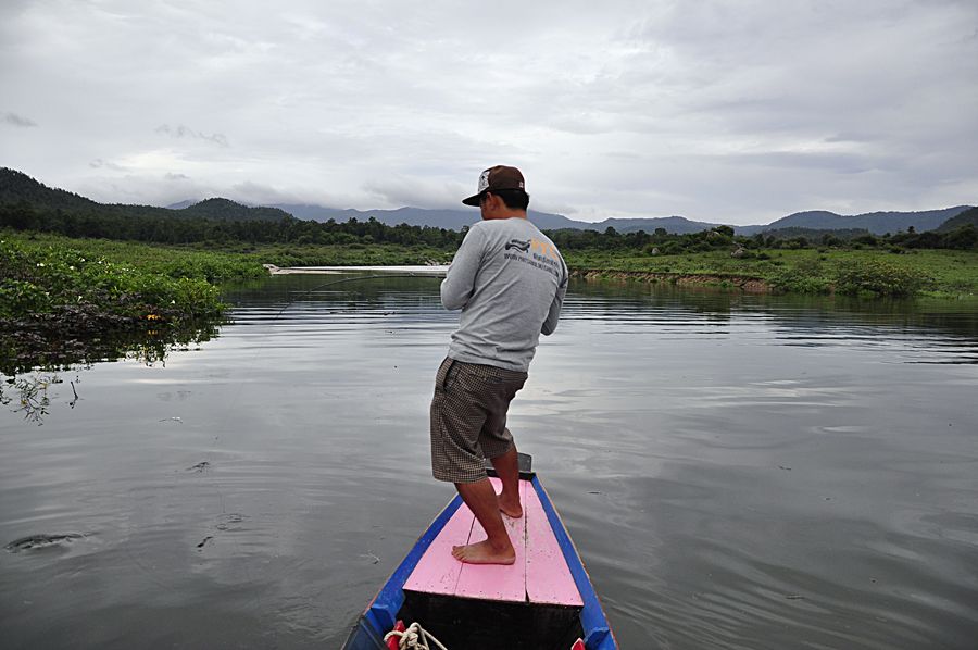 นั่งเรือมาซักพักใหญ่ๆ จนตูดด้านเลย  ก็มาถึงหมายครับ  

น้องมันไม่รอเลย  ตีไปสองไม้มันกินเลย   ไวจิ