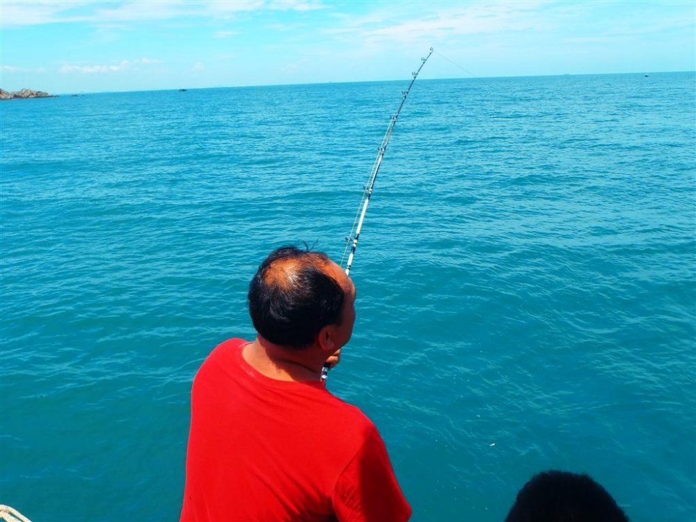 เมื่อไปถึงท้ายเรือ น้าสมเชิงรับหน้าที่ต่อจากไต๋นนท์ในทันที