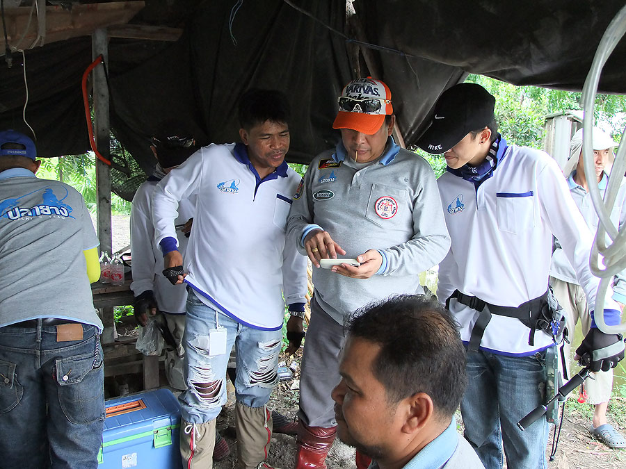 [b]เอ่ ดูอะไรกันอ่ะ (สงสัยมีคลิปตกปลา) อิอิ[/b]  :laughing: :laughing: :laughing: :laughing: :laughi