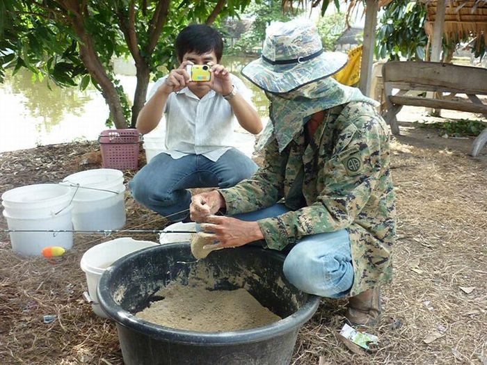 น้าอู๊ด  "อ่ะ  เค้าถ่ายรูปให้นะ  ตัวเอง"

น้าใหญ่  "บร้า...มือสั่นปั้นเหยื่อไม่ได้เลยอ่ะ...เขิล