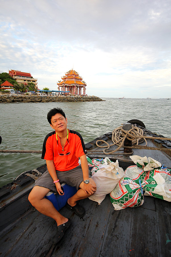 
 [b]  ใกล้เวลาเรือออกแล้ว

เราช่วยกันขนของลงเรือ ที่มีไม่มากนัก

ผมแอบไปดีลี๊ตไฟล์  ออกมาก็เจอ