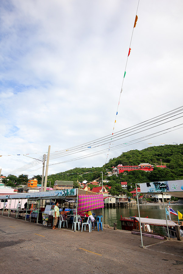 
 [b]  เรือข้ามฟาก  มาเทียบที่ท่าล่าง

แต่เรานัดลุงตาดไว้ที่ท่าบน 

สกายแลป  ช่วยท่านได้ 50 บาท