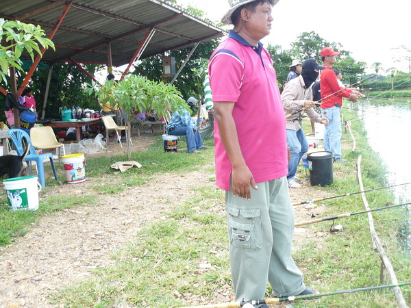 พี่เริงศักดิ์ยืนเฝ้าแบบใจเย็น :cheer: :cheer: :cheer: