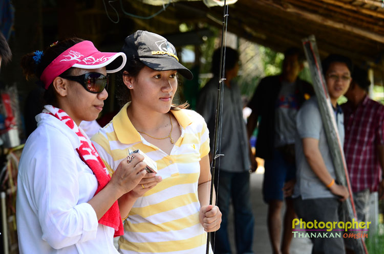 โฉมหน้าผู้ได้รับรางวัลปลาแปลกครับ เป็นนักกีฬาสุภาพสตรีครับ :cheer: :cheer:
