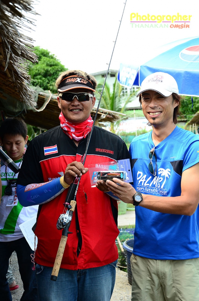 น้าโอมแปดริ้ว งานนี้รับรางวัลเป็นหอบๆ :laughing: :cheer:
