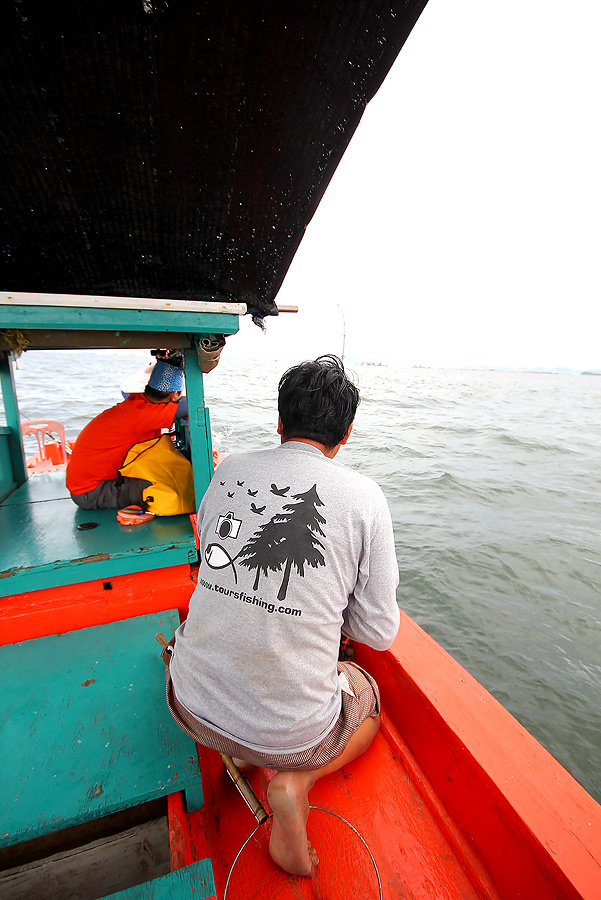 
 [b]  ปลาไปกระโดดอญุ่ที่ท้ายเรือ

พี่รัดต้องเดินตามมันไป  เพื่อไม่ให้มันมามุดโดนท้องเรือขาด[/b]
