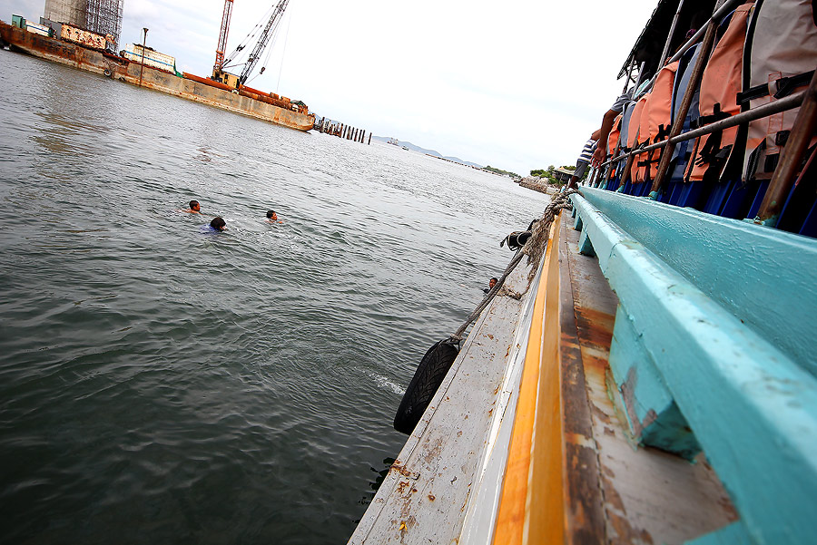 
 [b]  เสียงหวูด  เปิดเตือนผู้ที่ยังอยู่บนฝั่ง

ว่า  เรือจะออกแล้วนะ

เสียงเร่งเร้า  จากเด็กๆที
