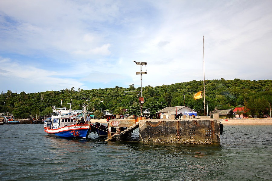  [b]  ภาพเกาะขาม  เล็กลงทุกที  หลังจากที่เรือข้ามฟากแวะมารับผู้โดยสาร

ผมเจอกับกลุ่มน้ามังกรอีกทีท