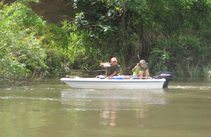 ขับเรือผ่านวินกับเก่งมีถือปลาโชว์ด้วย :laughing: