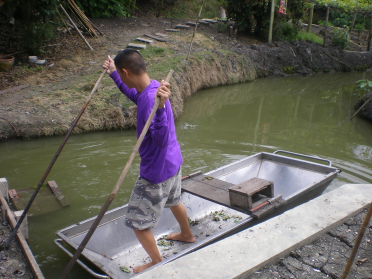 ต่อครับ...เมื่อเผดิมจะพาไปนั้งเรือเล่นจึงเลื่อนเรือลำเล็กออกก่อน....