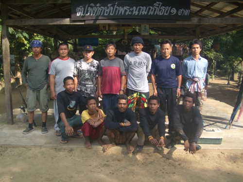 ทีมตกปลากับพี่ๆชุดพิทักษ์ป่าบาลาฮาลารวมถึงชนเผ่าที่โอกาสน้อยมากที่จะได้เจอ...! 
"เจ้าเงาะป่าแห่งเท