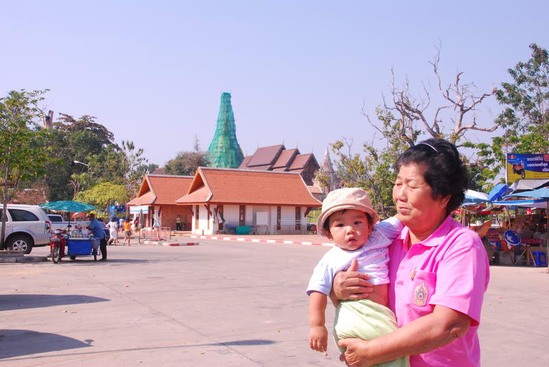 สุดท้ายยังมานั่งเลี้ยงหลาน.....ลูกผมอีกครับ.....เอิ้กๆๆๆๆแม่ผม...



                           