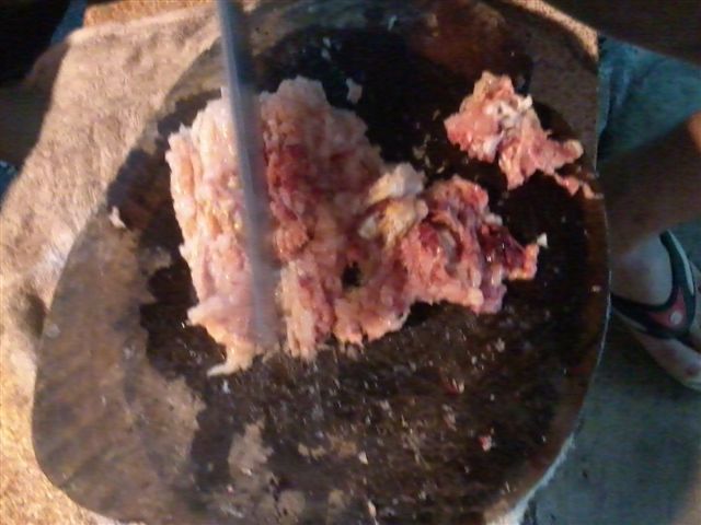 สับโคลงไก่ก่อนให้ละเอียด :umh: :umh: :umh: