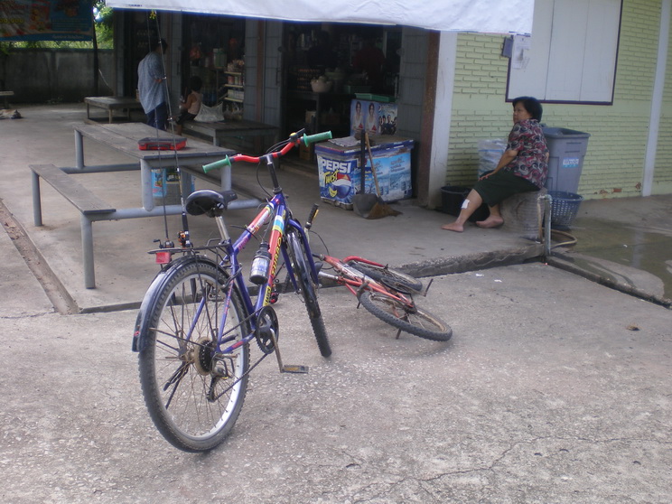 เมื่อตัดสินใจกันได้แล้ว พวกผมจึงปั่นจักรยานร้านขายของ....