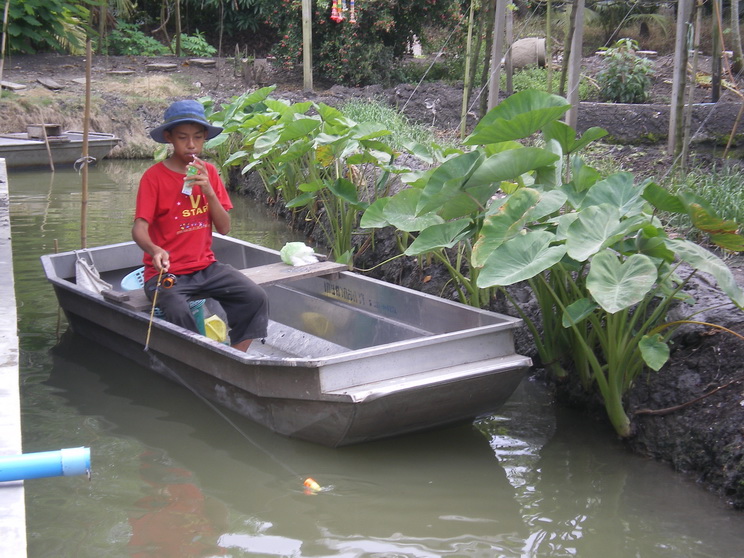 นิดเราลงเรือตกปลาต่อ..<<ดูดนมแล้วก็ตกปลา>>