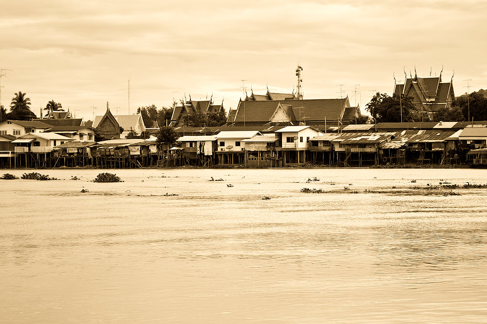 ใช้ Lightroom ปรับนะครับ..ที่ Library กดเลือกแบบที่ต้องการ click เดียว..แล้วมาปรับลดความสว่างนิดหน่อ