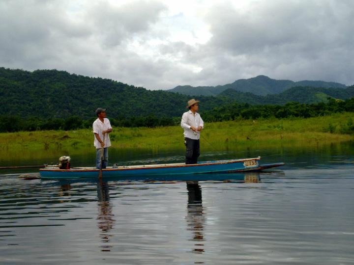 มอง มอ ง แล้วก็ มอง ผ่านไปประมาณ 30 นาทีหลังจากลงเรือกันแล้ว  ท่านก้องหล้า ( ขออนุญาติเอ่ยนามครับ) เ