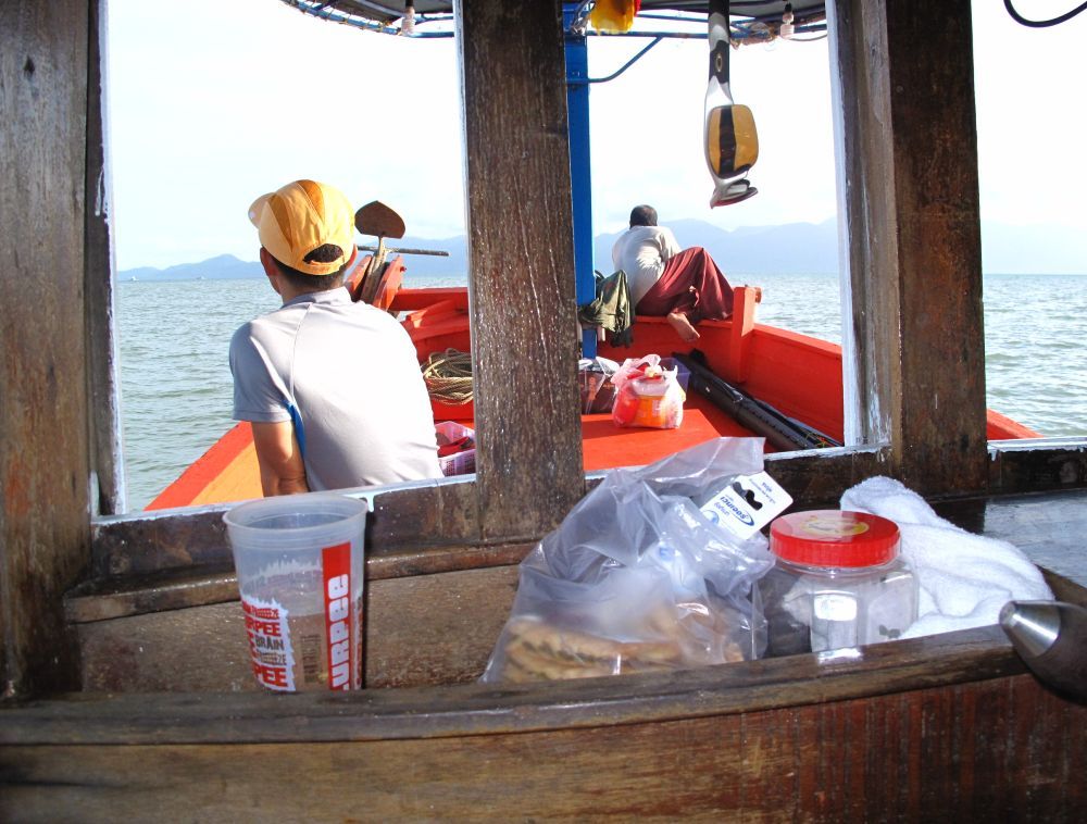 สวัสดียามเช้าครับ มาฉายหนังกันต่อดีกว่า
เรือพ้นออกจากปากคลอง มุ่งหน้าไปหลบลมหลังเกาะใกล้หมายเรือปูน