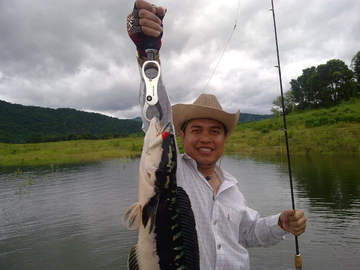และแล้วท่านก้องหล้า สอยแม่คอก ไซส์ประมาณ 4 โลครับ เปิดทริปได้สวย  หลังจากลงเรือประมาณ 30 นาทีครับ

