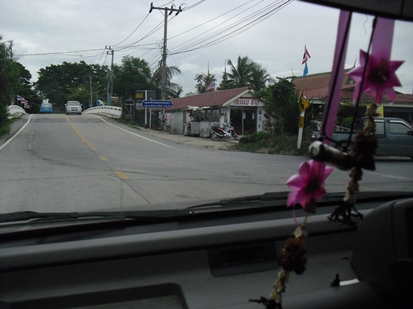 ขับตรงข้ามทางรถไฟมาครับ แล้วตรงมาเรื่อยๆเจอสามแยกเลี้ยวขวา ลงสะพานเลี้ยวซ้ายครับ แล้วตรงมาเรื่อยๆครั