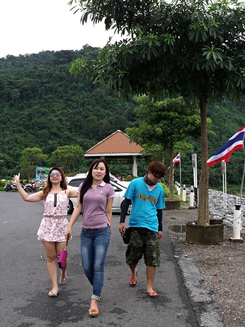 หลังจาก ไปสอบถามทางไต๋เรือ 

ไต๋บอกว่าช่วงนี้กระสูบไม่ค่อยกัดแล้ว ลงเรือไปก็ไม่คุ้ม มีแต่ คนมาตกหน