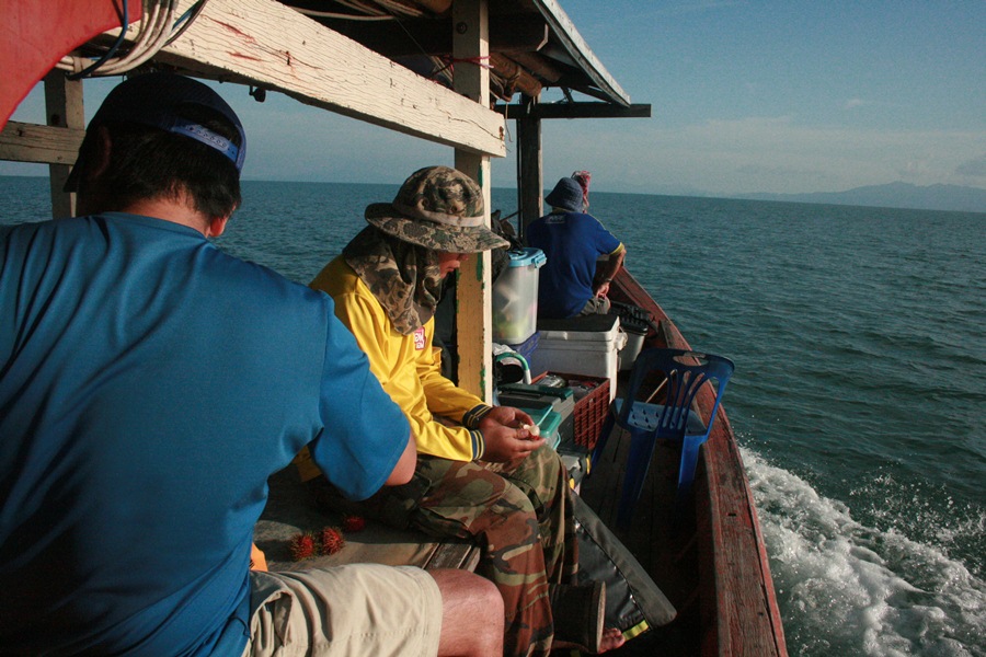 เรานั่งเรือโดยจ้างเรือเล็กเพื่อขนของและคนบางส่วนเพื่อไปขึ้นเรือใหญ่อีกทีครับ ดูวุ่นวายดีนะครับทริปนี