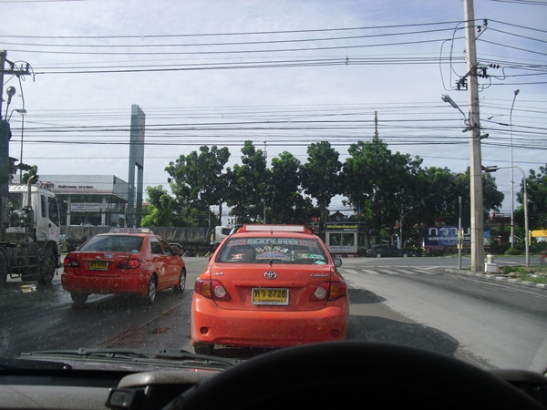 ถึงแยกปากทางสาย3ฝั่งเพรชเกษมแล้ว เลี้ยวขวามุ่งสู่ เป้าหมายแรก ม.เอเชียครับ น้าเล้งรออยู่ เอ๊ะทำไมไปล