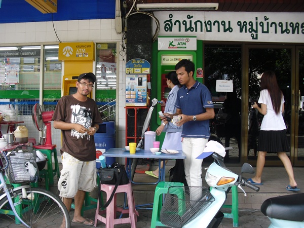 ไปถึงปุ๊ป หน้าหนึ่งกับน้าฟืนกินข้าวเสร็จพอดี งั้นรีบขึ้นรถแล้วไปกันต่อเลยพี่ :grin: :grin: