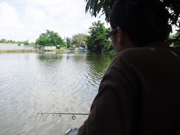 หันมาดูทางด้านน้าฟืน ที่บ่นงึมงำๆ ว่าปลาไม่เข้าซักที