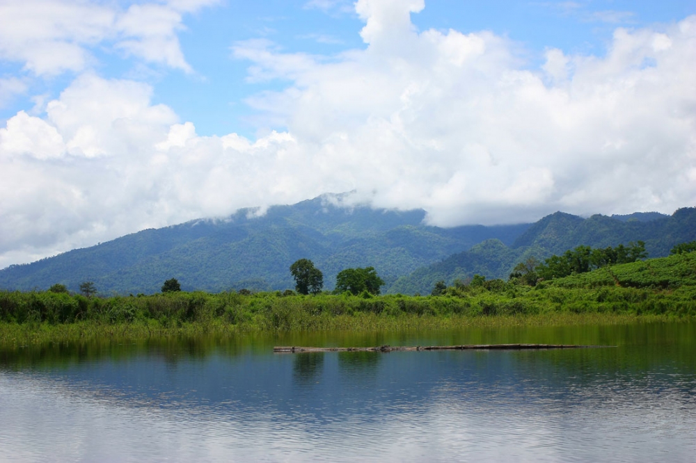 นั่งเรือกินลมชมวิวไปครับ..... :love: :love: :love: