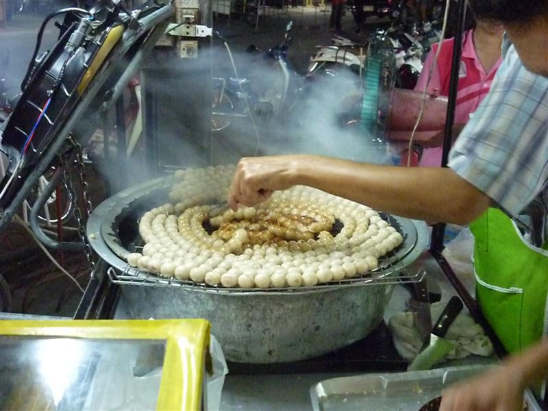 ร้านนี้นี่ถ้าจะอร่อยย่างกันไม่ทัน คนต่อแถวเข้าคิวซื้อ