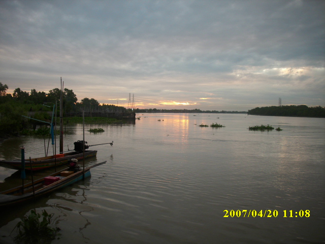 ถึงท่าเรือท่าสะอ้านเวลา6โมงกว่าๆครับอากาศกำลังดีพระอาทิตย์กำลังขึ้น โอ้พระเจ้า บรรยากาศเยี่ยงในหนัง 