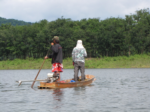 เรือออกตกปลาคับ ใครไม่รู้คับน้าๆในเวป ป่าวคับ
แอบถ่ายมาคับ อันนี้ลำแรกคับ