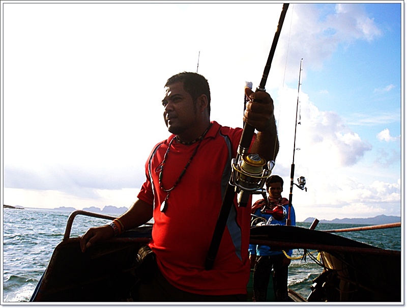  [b]ทุกอย่างพร้อม  ผมเกาะติดหัวเรือ ช่างใบท้ายเรือ.."บายเหม็ด"

ออ!! ช่างใบ..รัก"สยามสปูนแบบติด