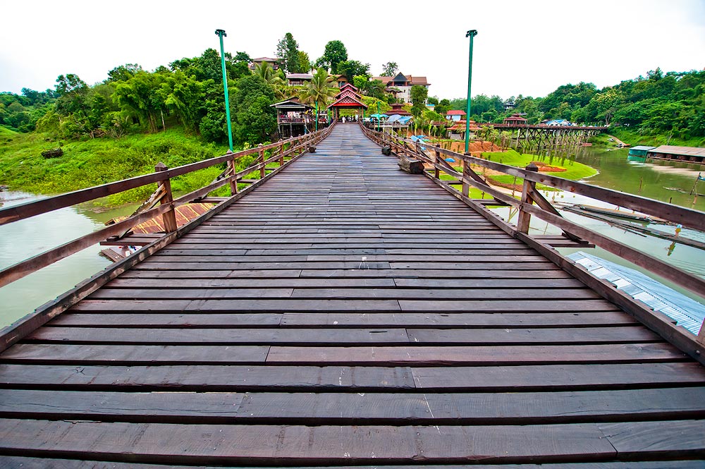 สะพานมอญ...อันโด่งดัง..อ้อผมไปถึงตอนเย็น และฝนตกเลยโล่ง..ดีเลย