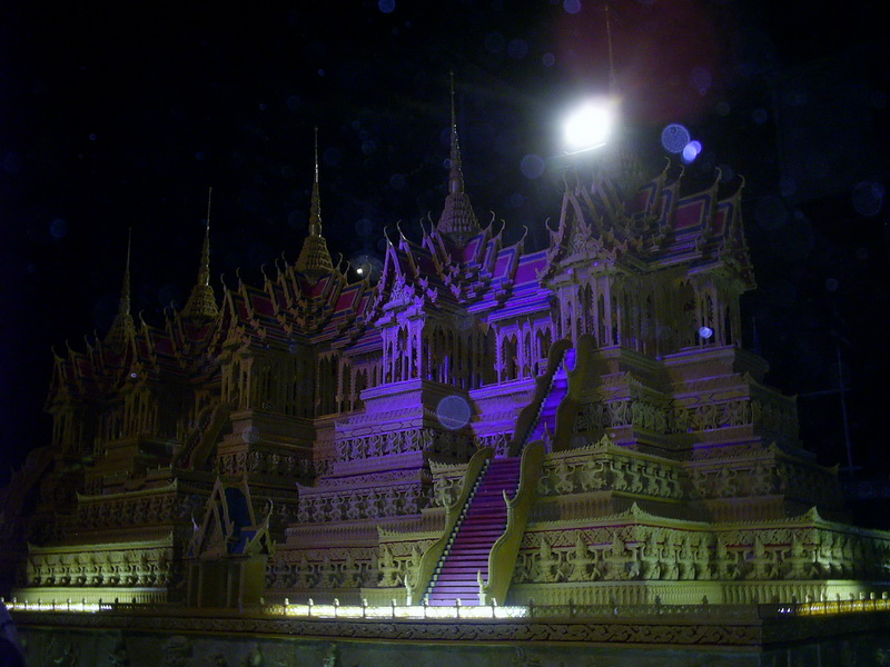 พระธาตุเชิงชุมคู่บ้าน พระตำหนักภูพานคู่เมือง งามลือเลื่องหนองหาร แลตระการปราสาทผึ้ง สวยสุดซึ้งสาวภูไ