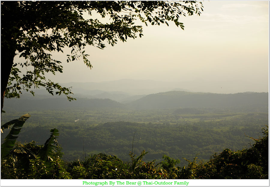 มองเห็นทิวเขา น้อยใหญ่ สวยงาม น่าจะเป็นจุดดูพระอาทิตย์ ขึ้น – ตก ที่สวยและใกล้กรุงฯอีกแห่งหนึ่