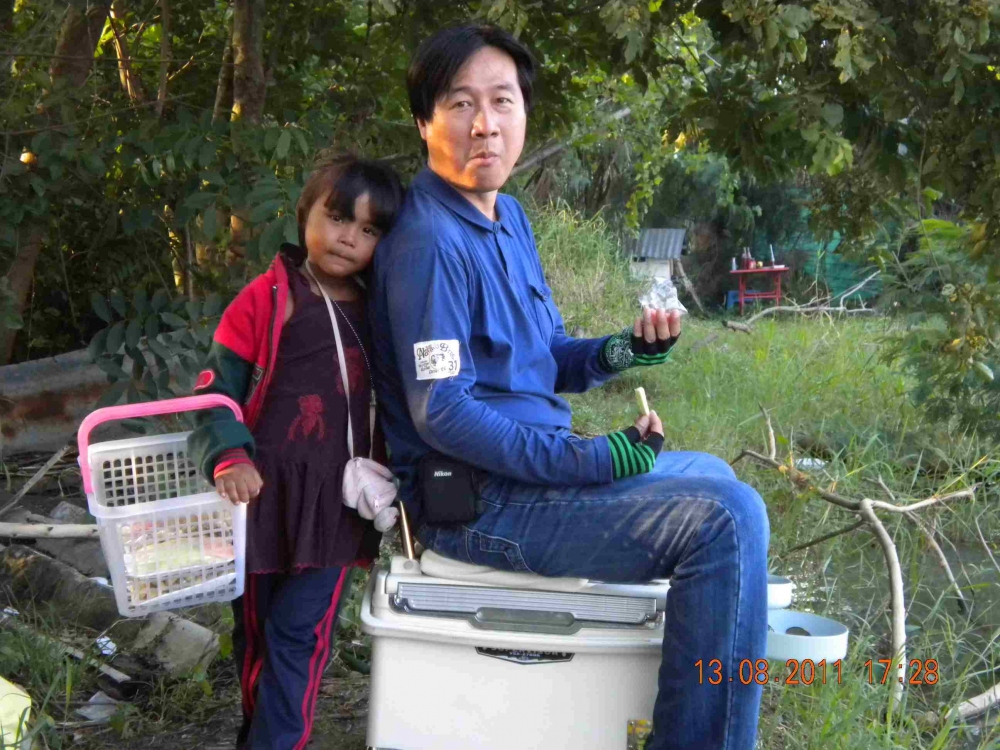 สงสารเด็กน้อยเดินเข้ามาขายมะม่วงเลยช่วยซื้อกินหน่อย  แต่ต้องถ่ายรูปด้วยกันก่อน
55555555555555555555