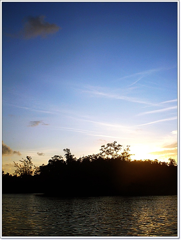  [b]เรือเข้าสู่ลำคลองโดยสมบูรณ์  พร้อมเจิดจ้าด้วยแสง..กระบวนท้ายแห่งวัน!!

ผมและช่างใบ นั่งปรึกษาถ