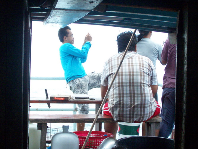 ย้ายปั๊บโดนเลย...จัดการโดนน้าโหน่ง...ดูซิว่าตัวอะไร
ผมยังเมาเรือ..ไม่หายต้องนั่งถ่ายภาพในเก๋งเรือ..