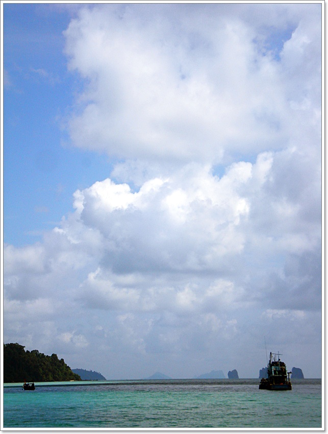  [b]ปลายแห่งวัน เรือปั่นหมึก เรืออวนดำ หรือเรือ ฯ  หลบมรสุม..กัน ตามเหลี่ยมหลังเกาะต่างๆ

เพื่อ "