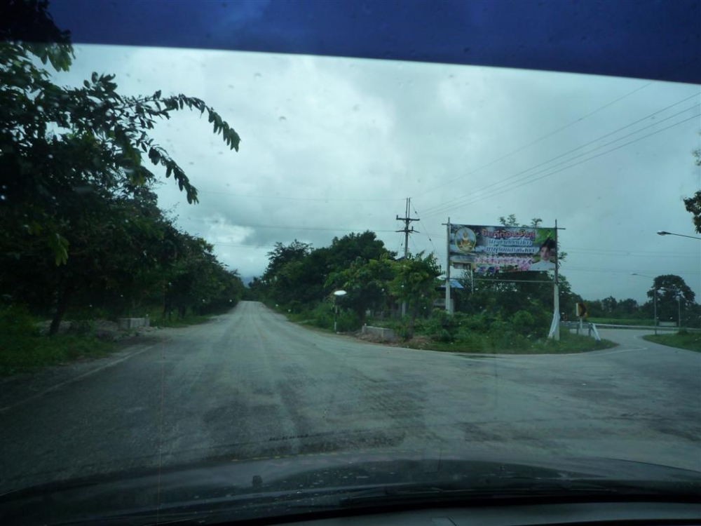 ถึงทางแยกเข้าตัวเขื่อนแล้วครับ บางท่านขับมาไวๆต้องระวังนะครับทางนี้ มีหลุดอยู่บ่อย ๆ  :ohno: