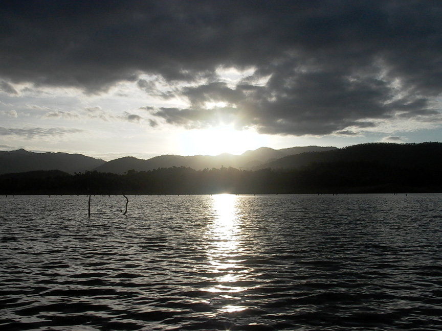 วิ่งเรือเข้าหมายเป็นชั่งโมง จนตะวันสายโด่ง
 :cheer: :cheer: :cheer: