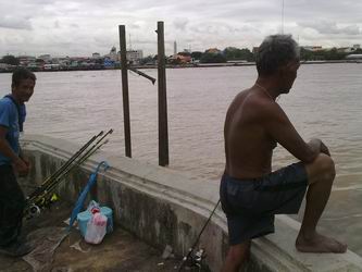 เดินมาเจอลุงเจ้าถิ่นอีกคนกำลังตก อยู่พอดี